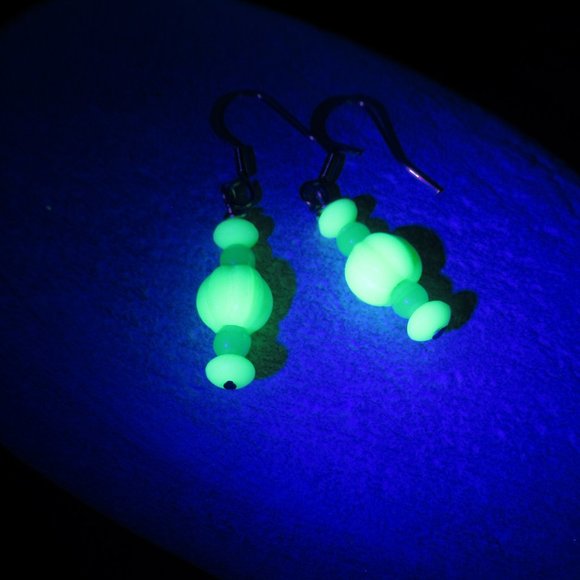 Uranium glass bead earrings - Picture 7 of 7